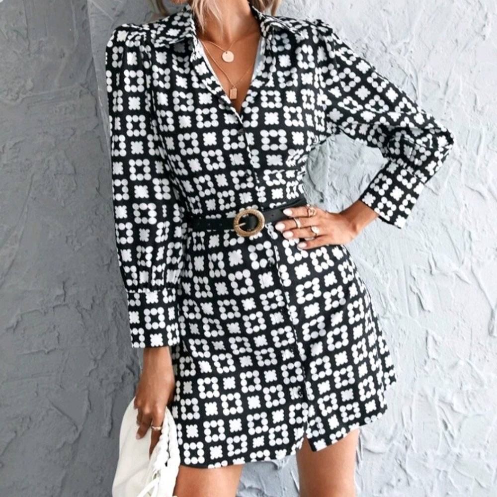 Dress with puff sleeves with buttons on the front.